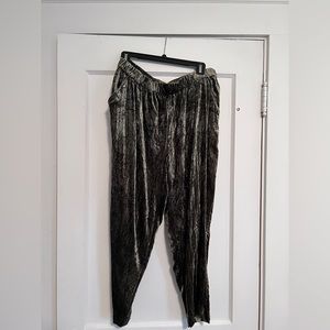 Anthropologie ettiwa crushed velvet green harem pants, size Petite Medium PM